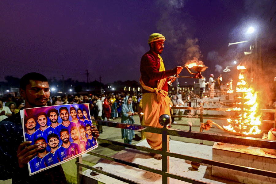 People pray for India\\\'s victory in T20 WC final