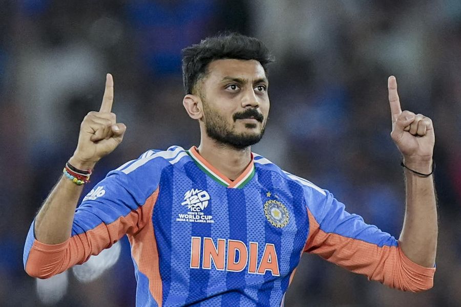 New Zealand slump to 88/5 in 10 overs in chase of 256 in T20 World Cup final