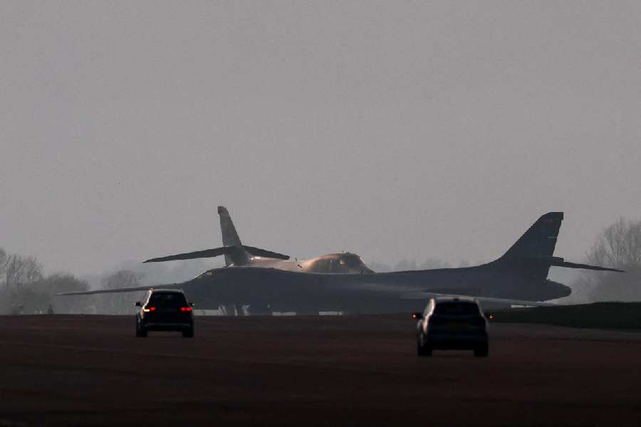 U.S. Air Force B‑1B bombers parked at RAF Fairford airbase in Gloucestershire amid the U.S.–Israeli conflict with Iran