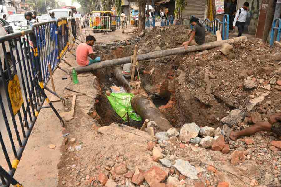 Workers repair the pipeline on Chittaranjan Avenue, near Girish Park Metro station, on Monday. Picture by Bishwarup Dutta