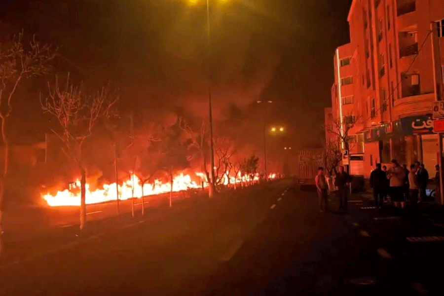 Fire burns along Tehran\'s Koohsar Boulevard