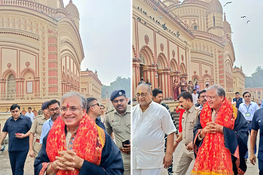 Chief Election Commissioner Gyanesh Kumar offers prayers at Dakshineswar Kali Temple in Kolkata on Tuesday.