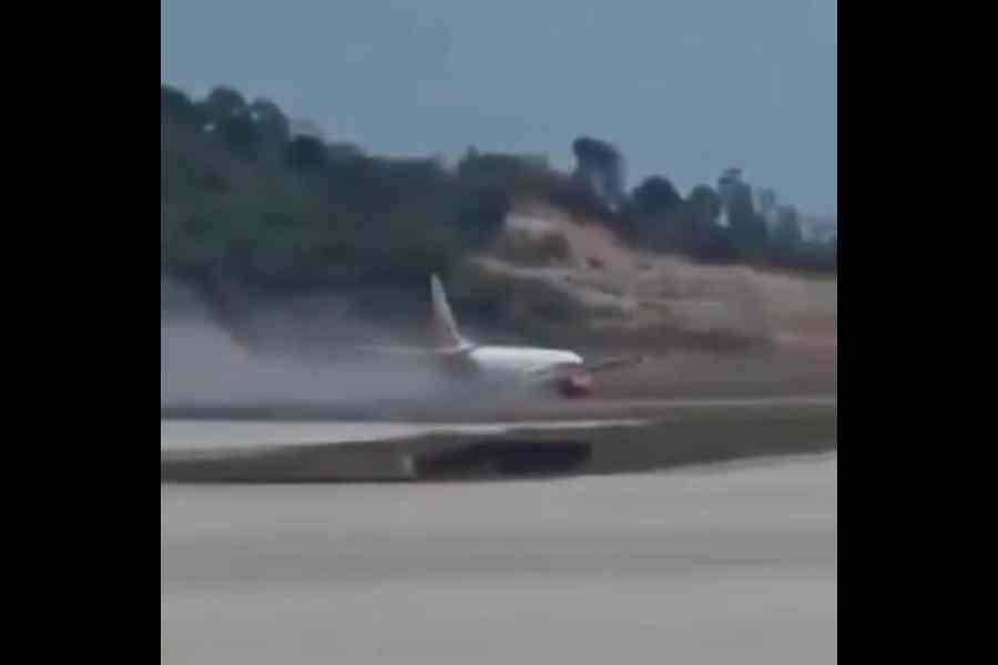 Air India Express Phuket hard landing