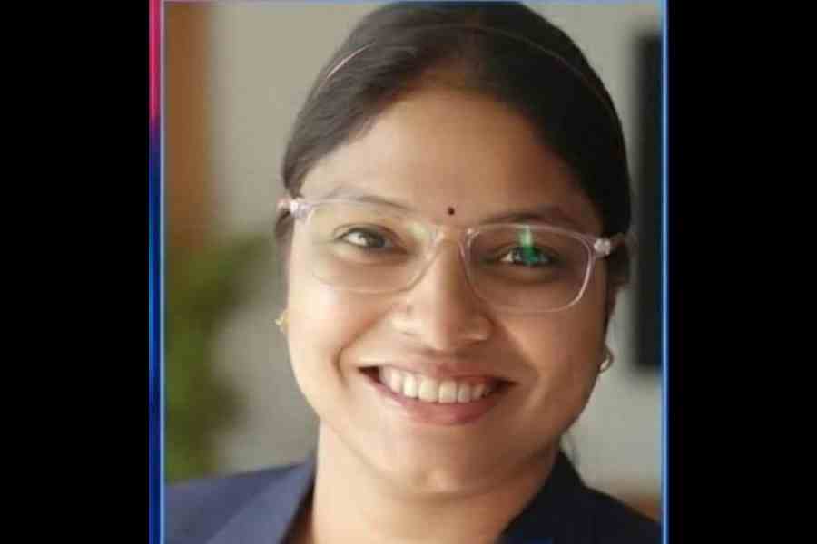 Sagardighi girl Sana Azmi IRS UPSC 2025 success