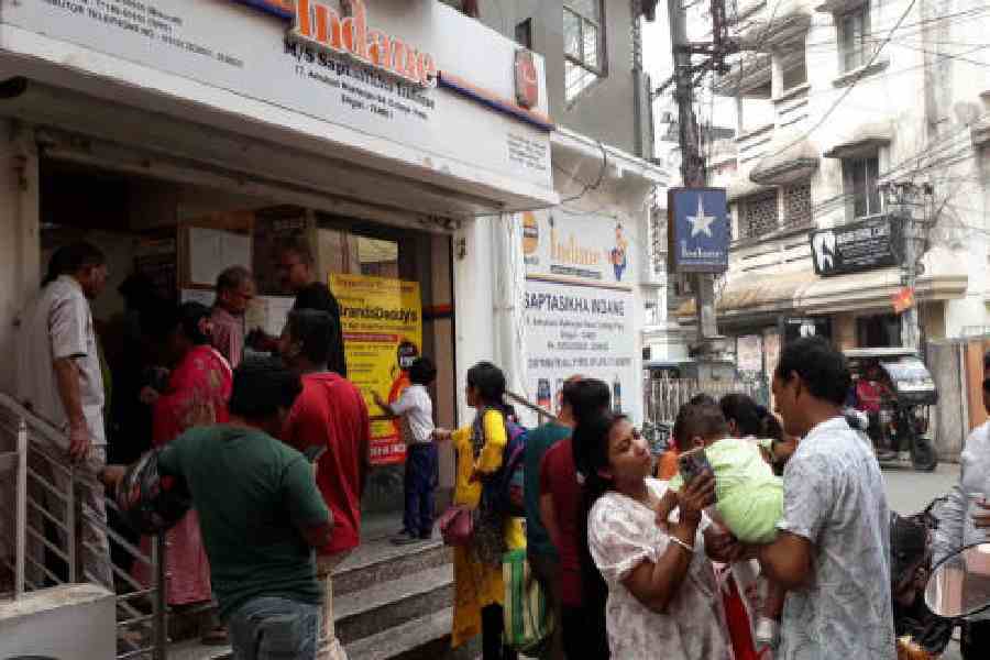 Mamata Banerjee LPG crisis protest march March 16