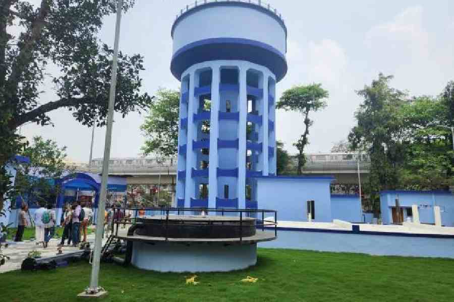 The dignitaries at the launch. (Left) renovated Tank 10, in EE Block, and the new submersible pump in front of it. (Brinda Sarkar)