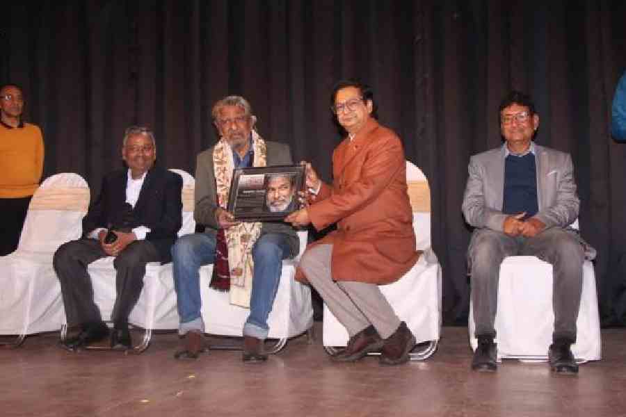 Theatre personality Rudraprasad Sengupta being felicitated by Debashis Sen, president of Aamar Bidhannagar, at Labanhrad Mancha
