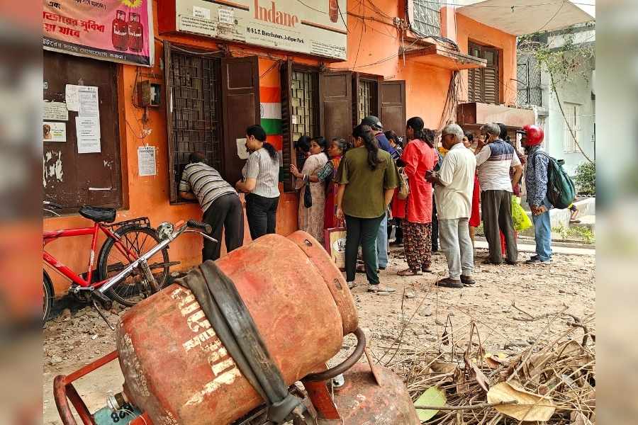 Customers crowd a gas distributorship in Jodhpur Park