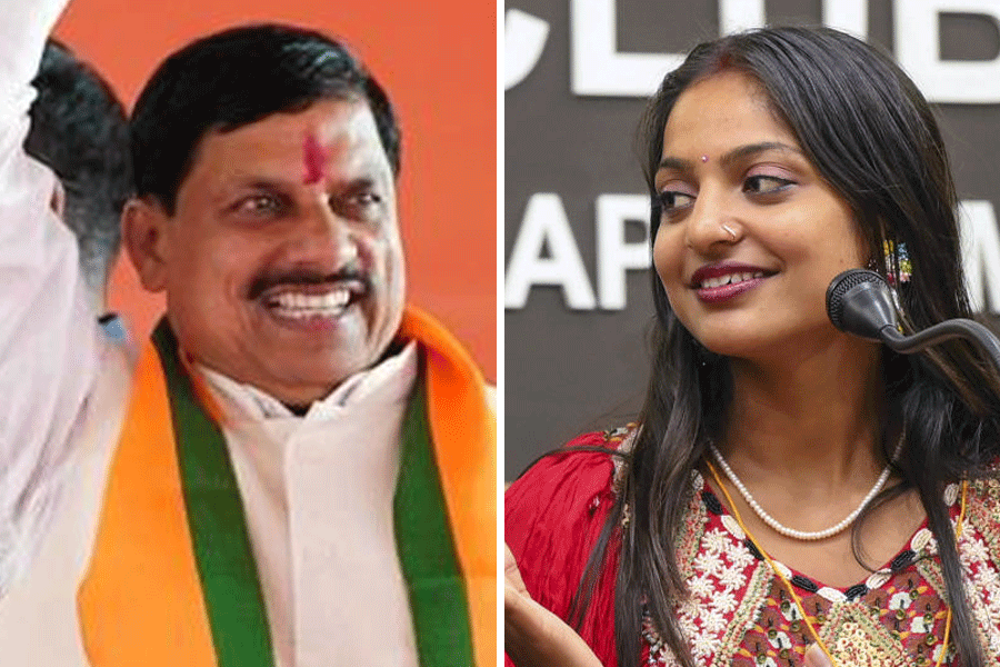 Monalisa Bhonsle the famous Indore girl from Kumbh