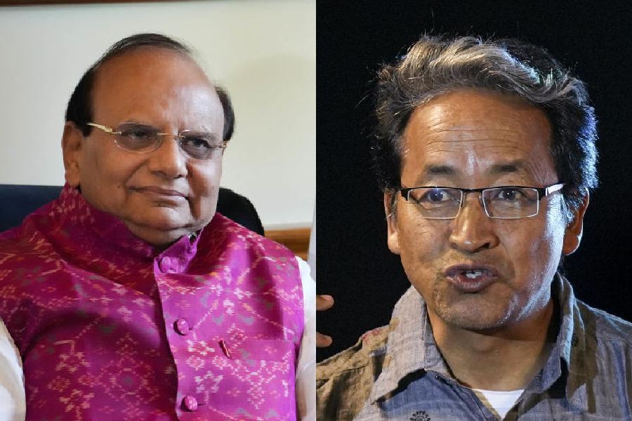 V.K. Saxena (left), Sonam Wangchuk