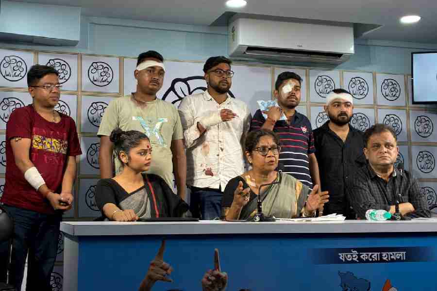 Shashi Panja with injured Trinamool workers at Trinamool Bhavan.