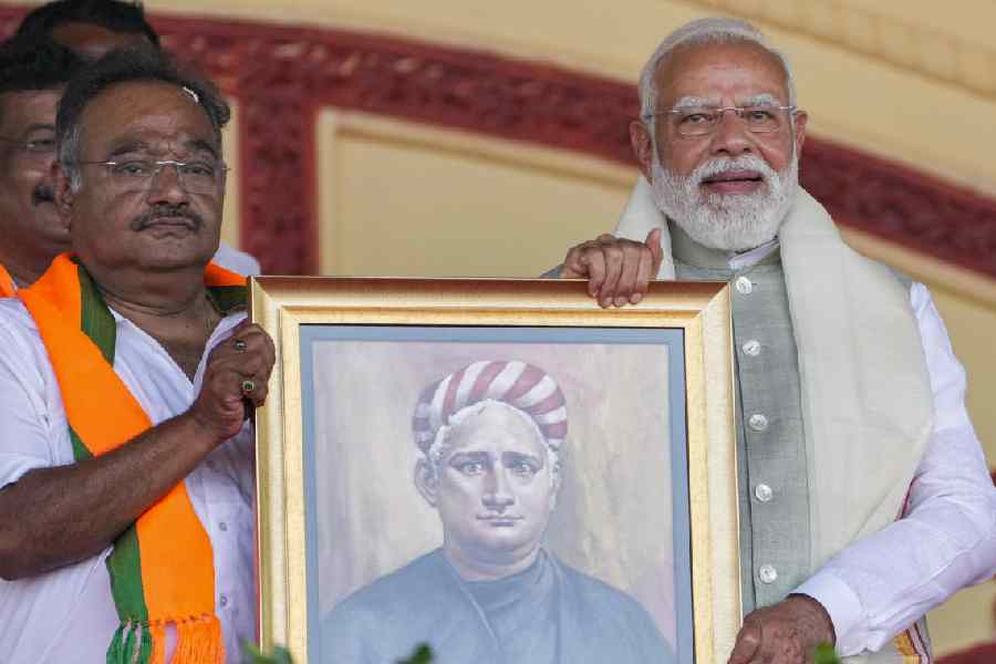 Narendra Modi is presented with a portrait of Bankim Chandra Chattopadhyay by state BJP president Samik Bhattacharya during the Brigade rally on Saturday. Last December, Modi’s reference to the novelist and poet as ‘Bankim da’ had earned him ridicule.