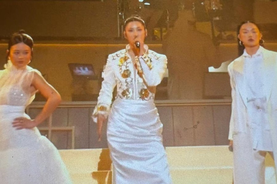 'Bridesmaids' cast on Oscars stage