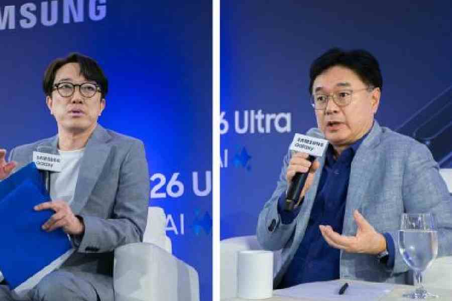 (Left) Won-Joon Choi, COO of the Mobile Experience (MX) business at Samsung Electronics, and JB Park, president and CEO of Samsung Southwest Asia