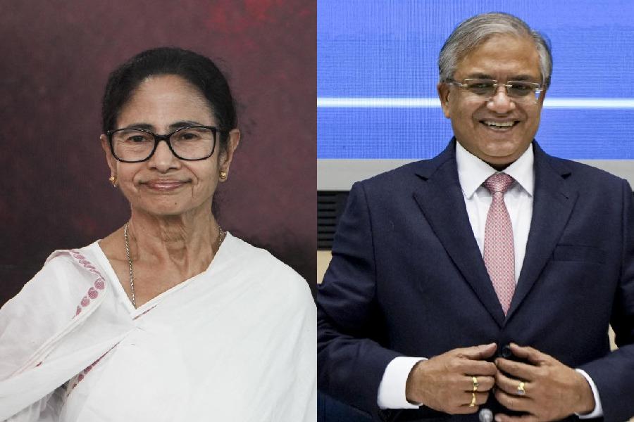 Mamata Banerjee (left), Gyanesh Kumar