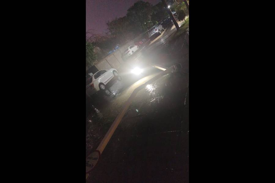 A lamp post fell in Diamond City South