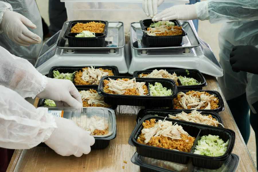 Volunteers prepare daily meals for people at Souk el Tayeb amid Hezbollah-Israel conflict and US-Israel war on Iran