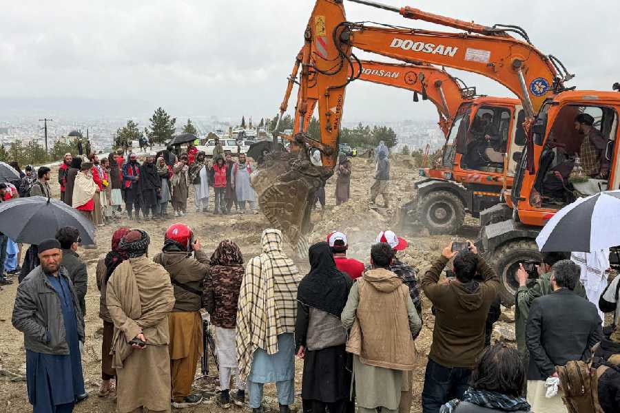 Mass burial in Kabul after strike as Pakistan pauses fighting
