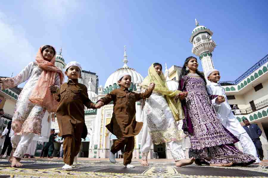 Muslim children arrive to offer prayers for Eid al-Fitr, at Masjid Khairuddin in Amritsar, Punjab, Saturday, March 21, 2026.