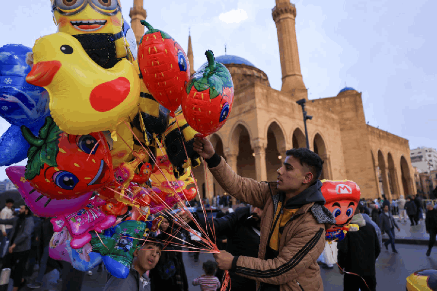 A hawker sells balloons as worshippers gather outside the Mohammad Al Amin Mosque after attending Eid al-Fitr prayers marking the end of the holy fasting month of Ramadan, following an escalation between Hezbollah and Israel, amid the U.S.-Israeli conflict with Iran, in Beirut, Lebanon, March 20, 2026.