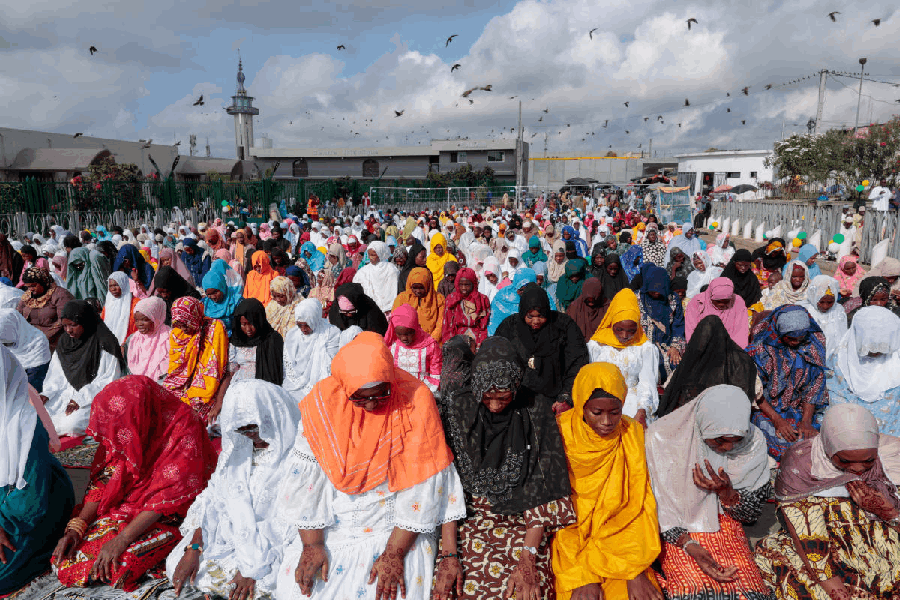 Muslims attend a mass prayer during Eid al-Fitr, marking the end of the holy fasting month of Ramadan, at the Great Mosque Salam of Adjame in Abidjan, Ivory Coast March 20, 2026. 