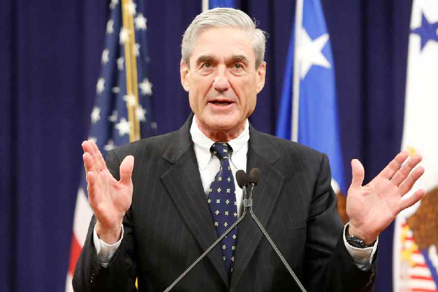 Outgoing FBI Director Robert Mueller reacts to applause from the audience during his farewell ceremony at the Justice Department in Washington, August 1, 2013.