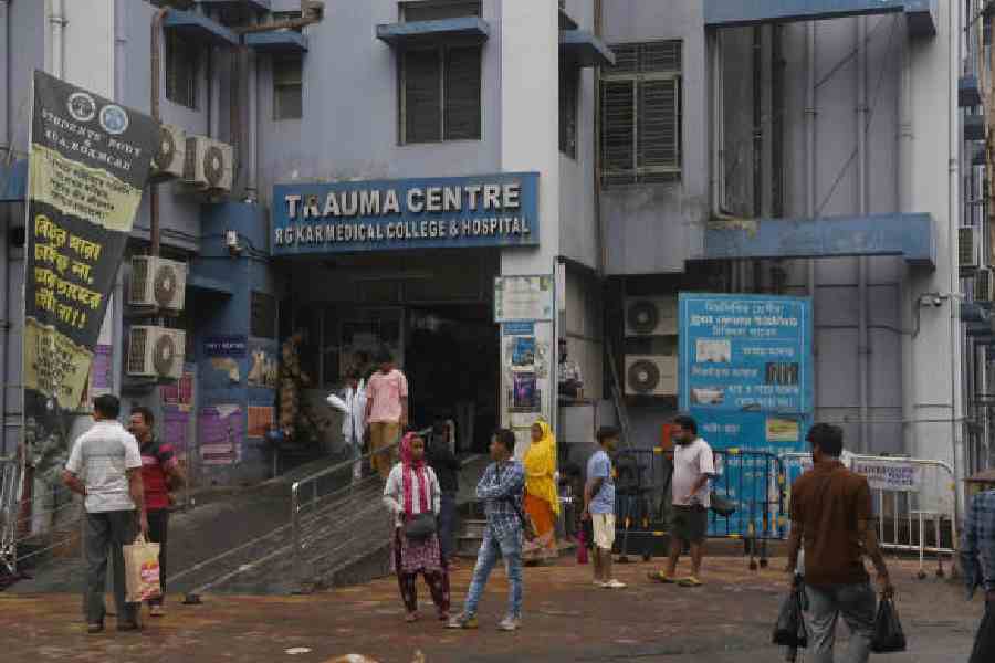 The trauma centre at RG Kar hospital on Saturday. Picture by Bishwarup Dutta ■ At do-it-yourself hospital, families routinely move patients, Page 12