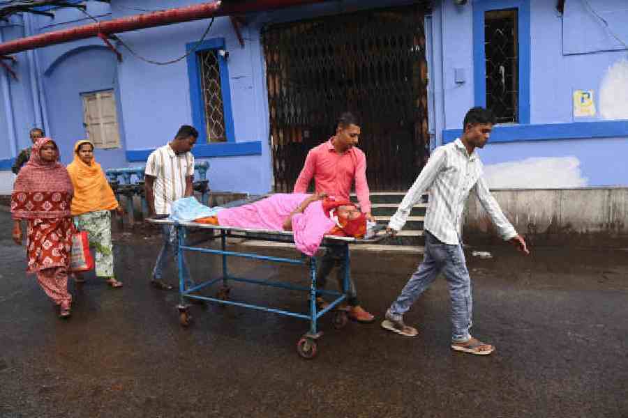 A patient’s family pulls a stretcher at RG Kar Medical College and Hospital on Saturday. Pictures by Bishwarup Dutta