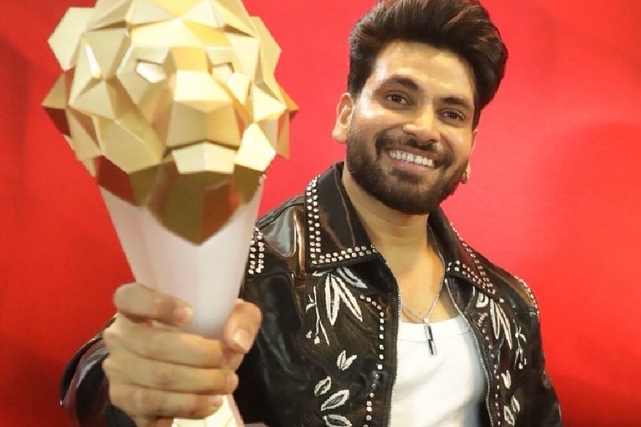 Shiv Thakare with \\\'The 50\\\' trophy