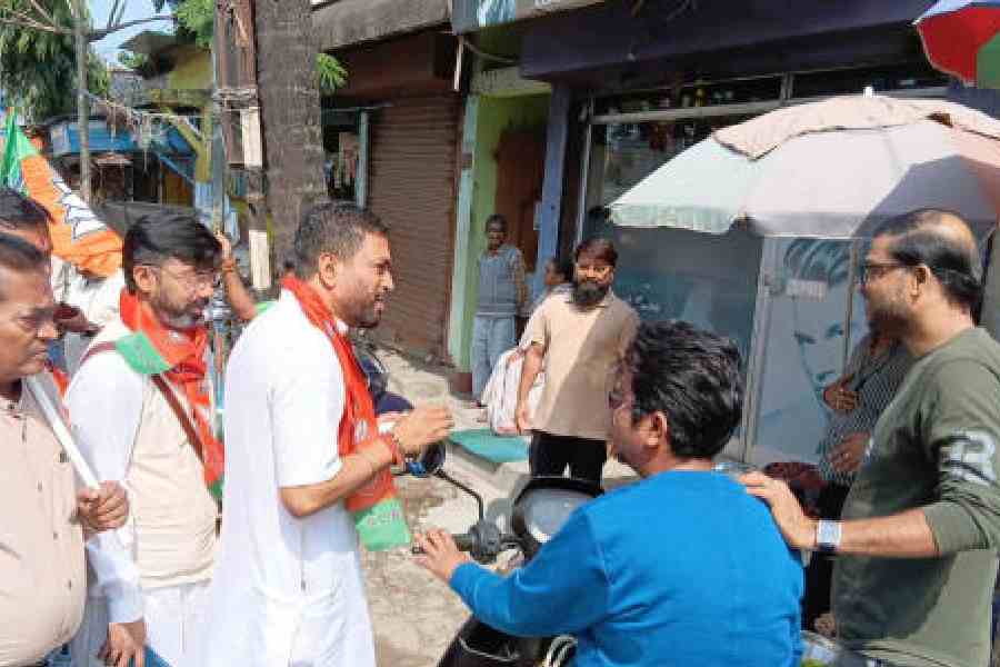 Shankar Ghosh calls Gautam Deb incompetent