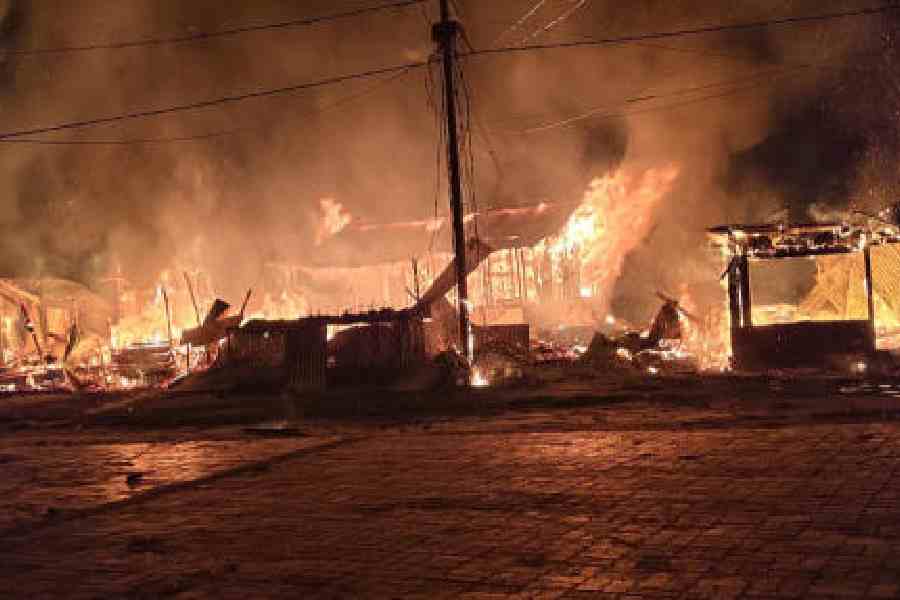 Six Houses Gutted in Mungpoo Fire