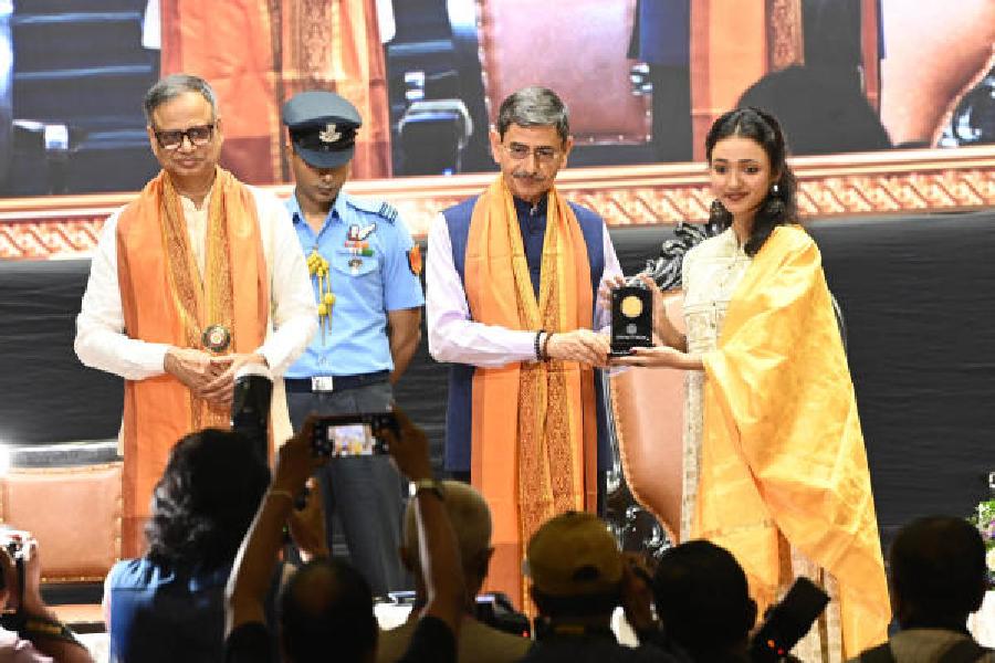 Governor RN Ravi (centre) hands over a medal to an MCom topper during the Calcutta University convocation on Monday