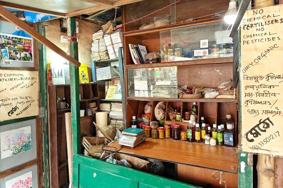 Metho is a small shack on the pavement near Jadavpur post office