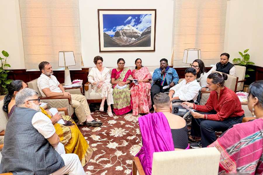 Rahul and Priyanka Gandhi meet with members of the transgender community