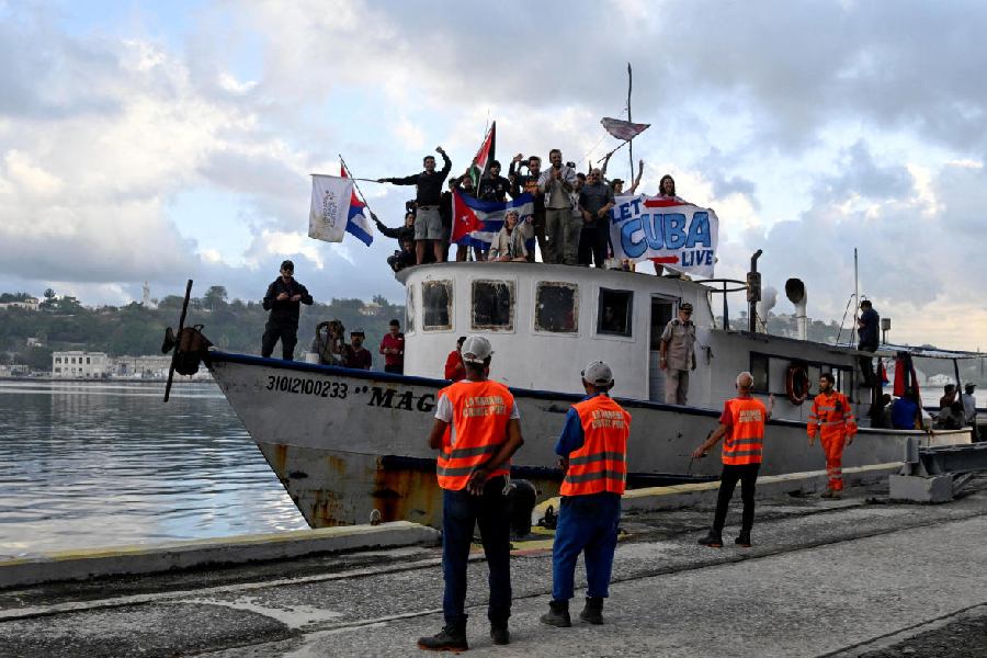 Activists from Mexico carrying aid arrive in Havana’s bay