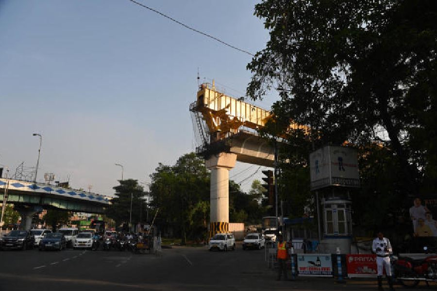 The Metro construction site at the Chingrighata crossing on EM Bypass on Monday afternoon. Pictures by Bishwarup Dutta