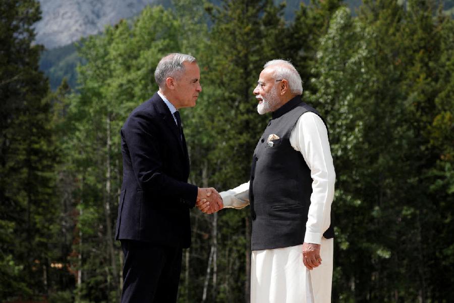 Canadian Prime Minister Mark Carney and India\'s Prime Minister Narendra Modi shake hands before posing for a photo during the G7 Leaders\' Summit in Kananaskis, in Alberta, Canada, June 17, 2025