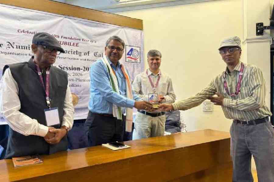 Rajendra Yadav, superintending archaelogist, Calcutta circle, ASI, being welcomed to the The Numismatic Society of Calcutta meet in IB Block. Smaran Kumar Das is to his right and Ravi Shankar Sharma to his left