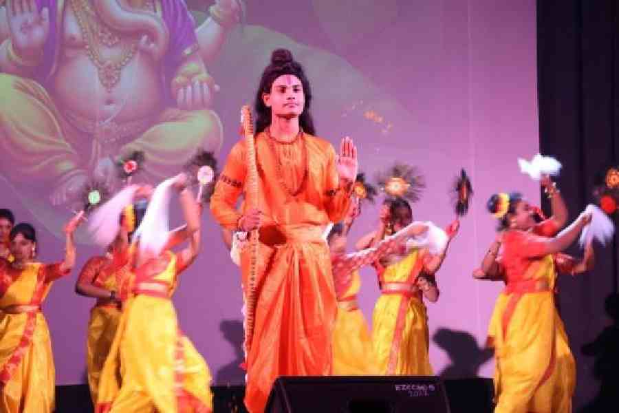 A student dressed up as Lord Ram during the opening dance performance at the annual day of Kendriya Vidyalaya 1. (Right) A student creates a live painting of Tagore in tandem with a dance performance