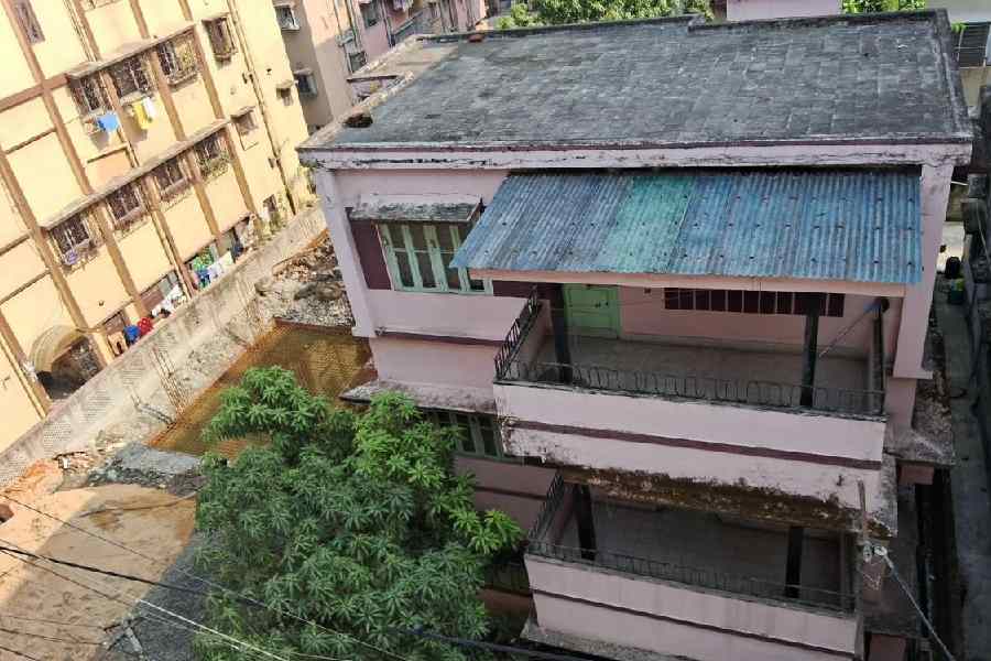 Late poet Nirendranath Chakraborty's house suffered damages, allegedly due to construction next door in Bangur Avenue