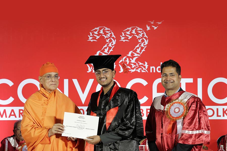 Swami Atmapriyananda Maharaj and Mr Rahul Dasgupta are conferring diplomas to the students of the 2023–25 batch