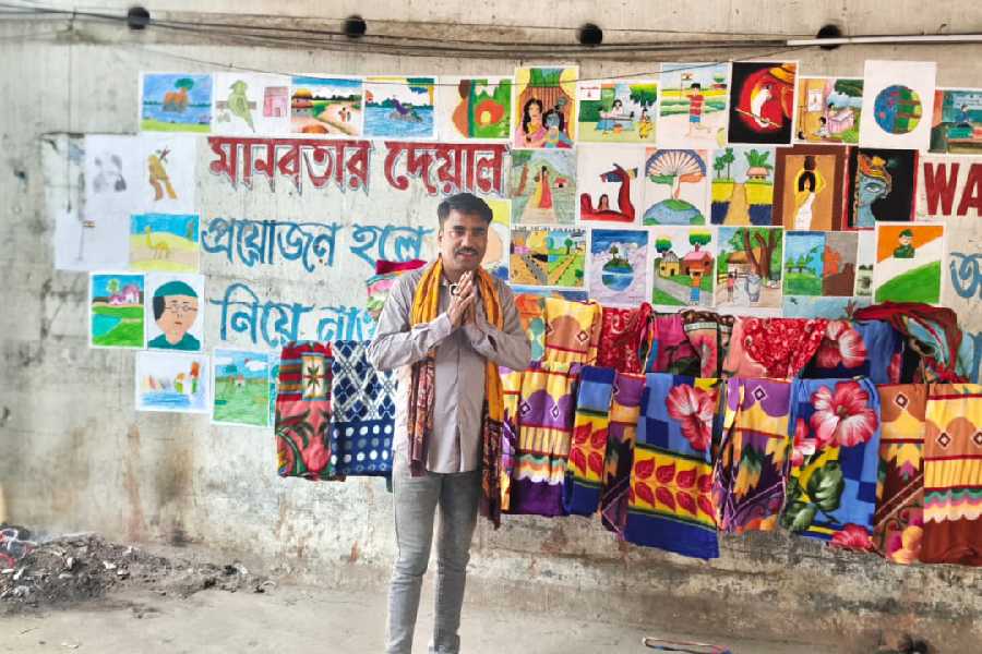 The 'Wall of humanity' at Baranagar metro station, set up by Das