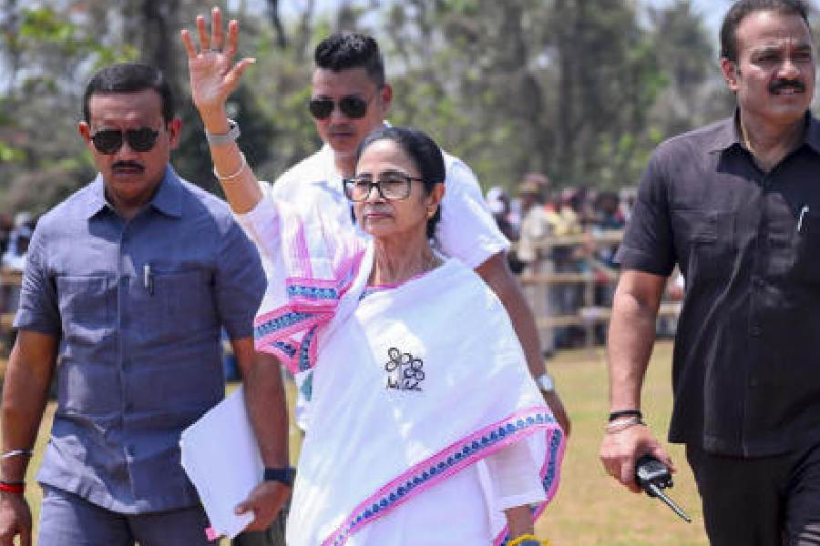 Mamata Banerjee Amit Shah bandage theatrics row