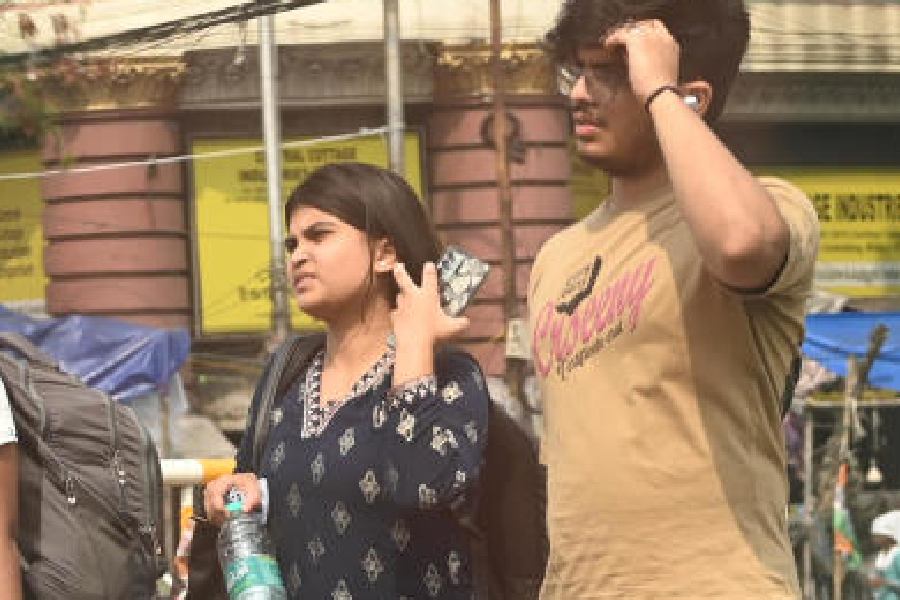 Pedestrians endure the afternoon heat in Esplanade  on Sunday