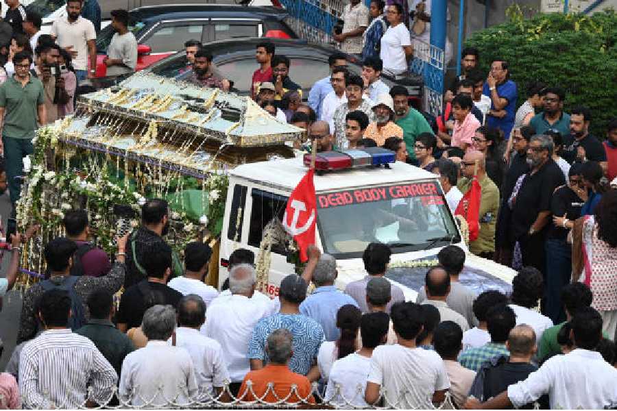 A hearse carrying the mortal remains of actor Rahul Arunoday Banerjee reaches the Keoratola crematorium on Monday evening. Picture by Sanat Kr Sinha