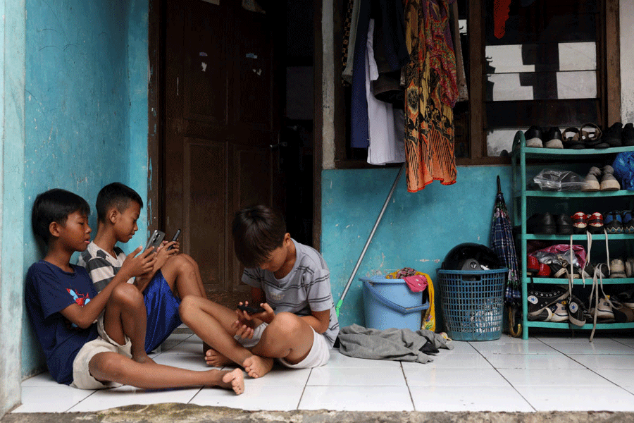 Indonesia kids using phone