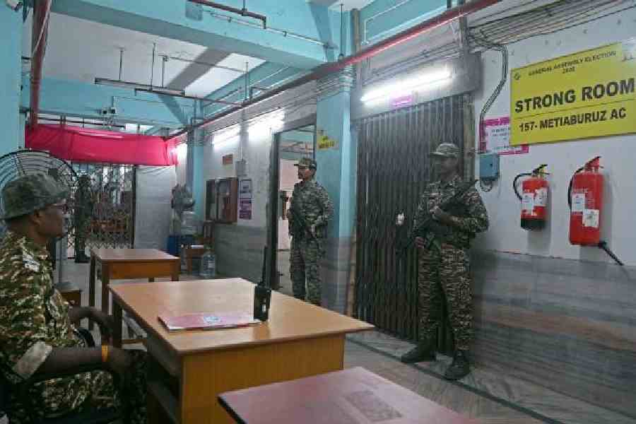 Central forces guard a strongroom in Alipore