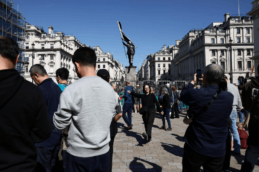 banksy statue