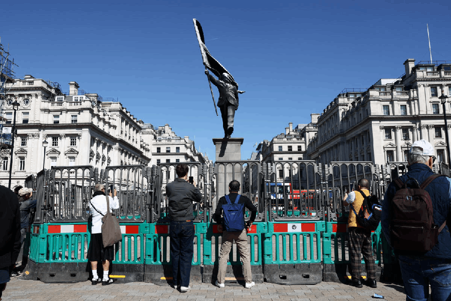 banksy statue