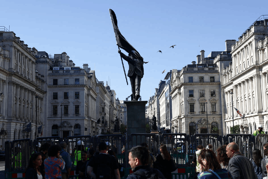 banksy statue